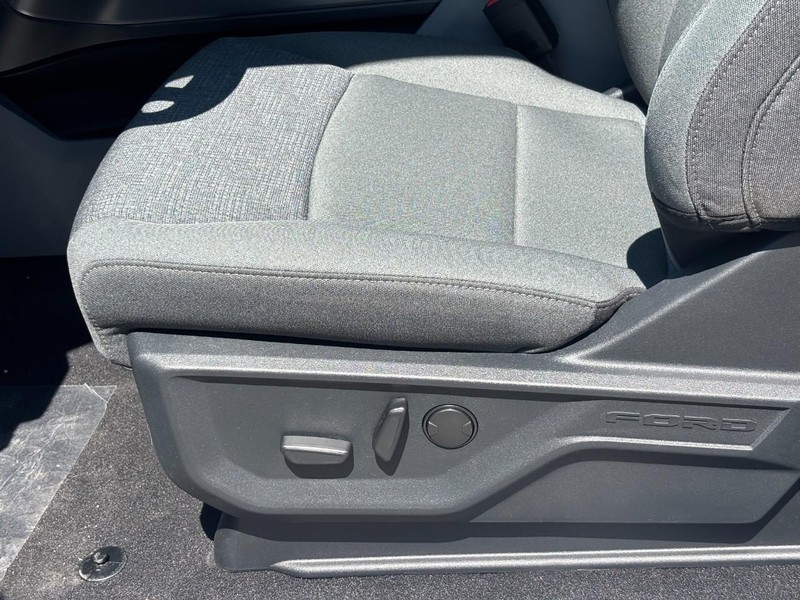 Ford F-150 Vehicle Full-screen Gallery Image 17