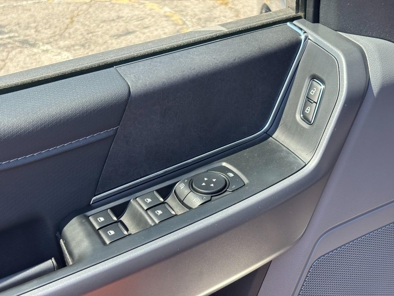 Ford F-150 Vehicle Full-screen Gallery Image 18