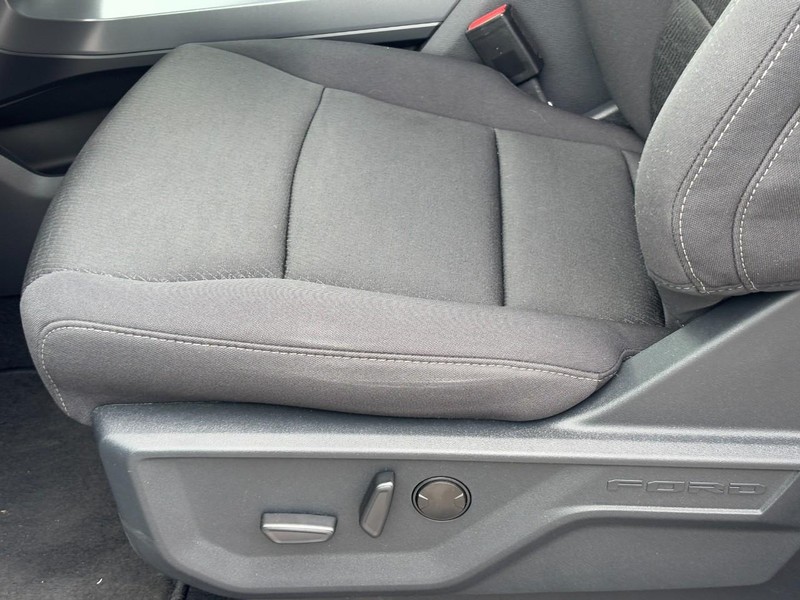 Ford F-150 Vehicle Full-screen Gallery Image 16