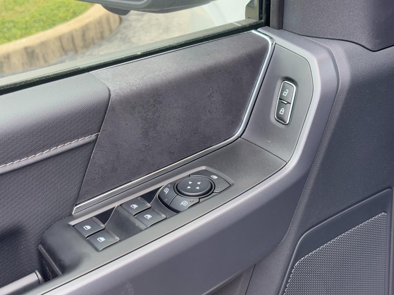 Ford F-150 Vehicle Full-screen Gallery Image 17