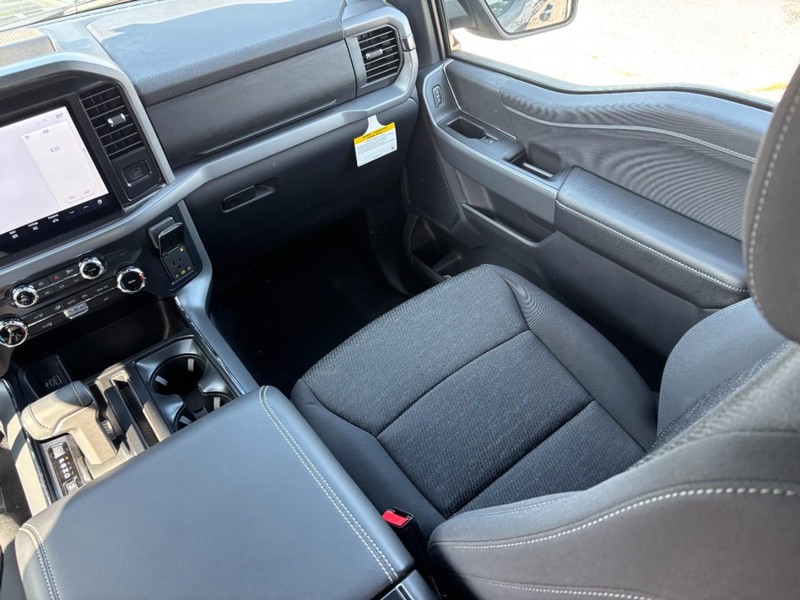 Ford F-150 Vehicle Full-screen Gallery Image 16