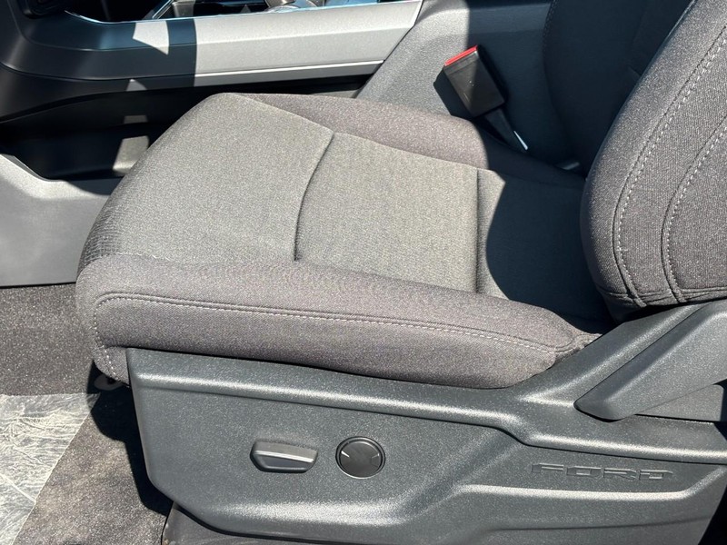 Ford F-150 Vehicle Full-screen Gallery Image 17