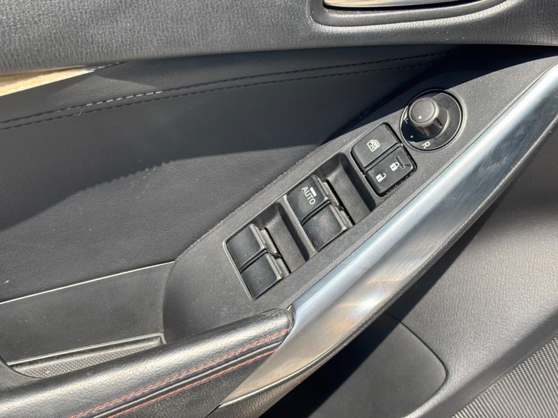 Mazda MAZDA6 Vehicle Full-screen Gallery Image 18