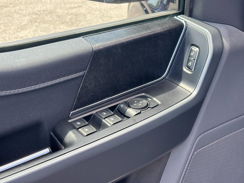 Ford F-150 Vehicle Full-screen Gallery Image 17