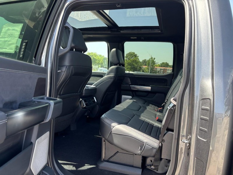 Ford F-150 Vehicle Full-screen Gallery Image 12