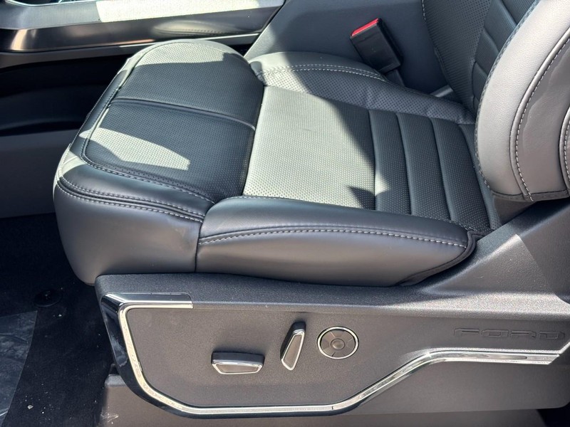 Ford F-150 Vehicle Full-screen Gallery Image 16
