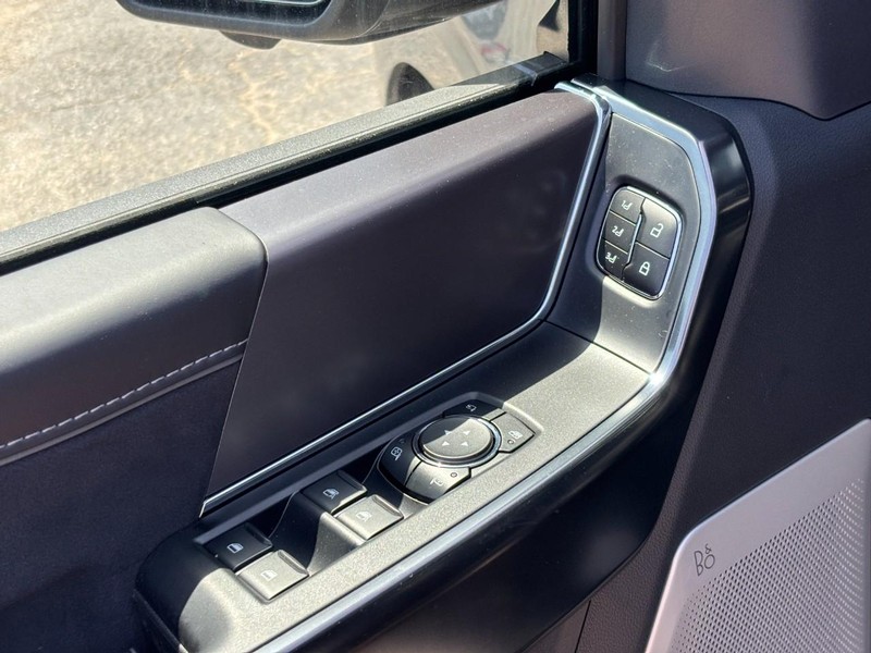 Ford F-150 Vehicle Full-screen Gallery Image 17