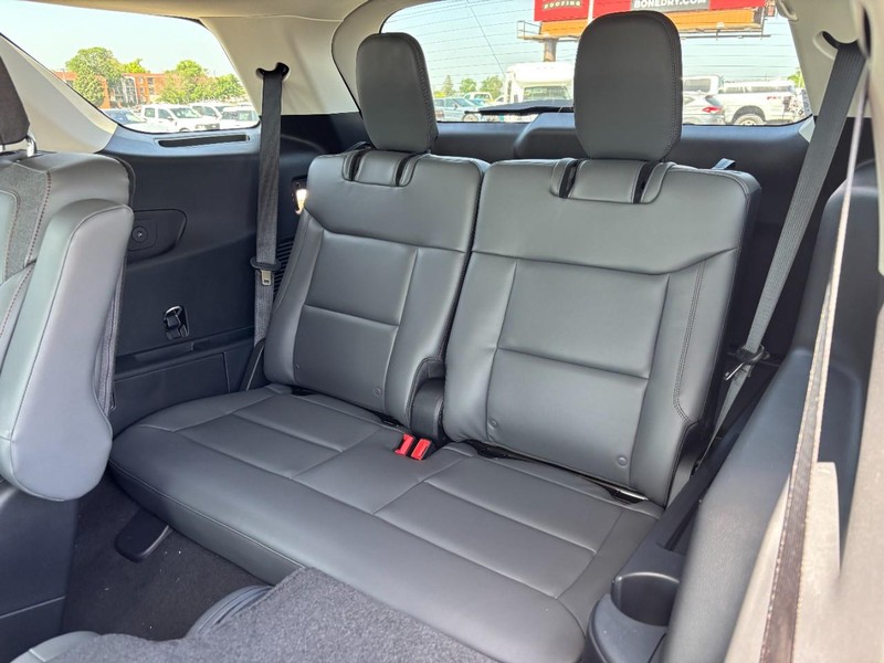 Ford Explorer Vehicle Full-screen Gallery Image 12