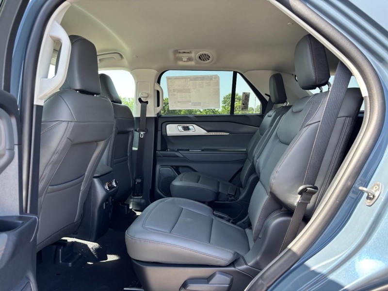 Ford Explorer Vehicle Full-screen Gallery Image 13