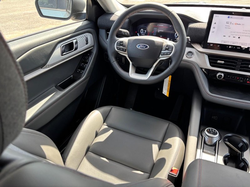 Ford Explorer Vehicle Full-screen Gallery Image 14