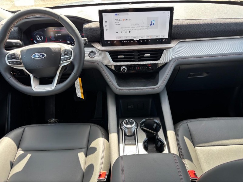 Ford Explorer Vehicle Full-screen Gallery Image 15