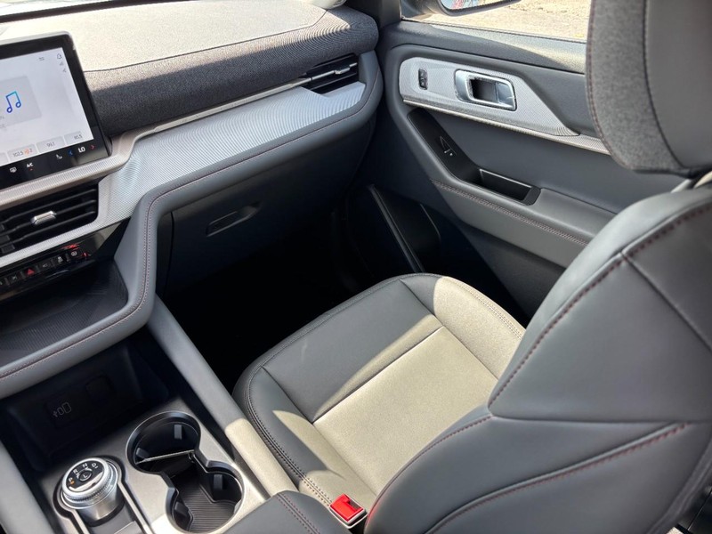 Ford Explorer Vehicle Full-screen Gallery Image 16