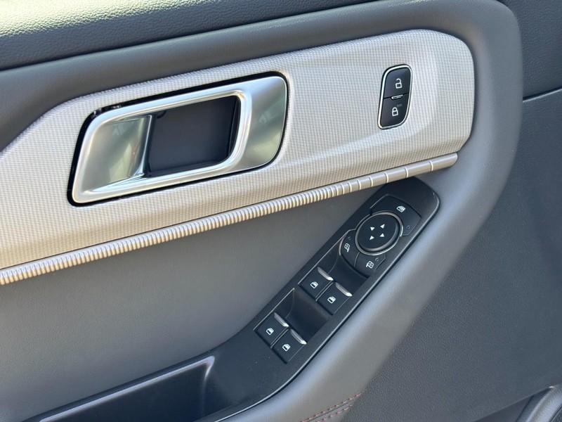 Ford Explorer Vehicle Full-screen Gallery Image 18