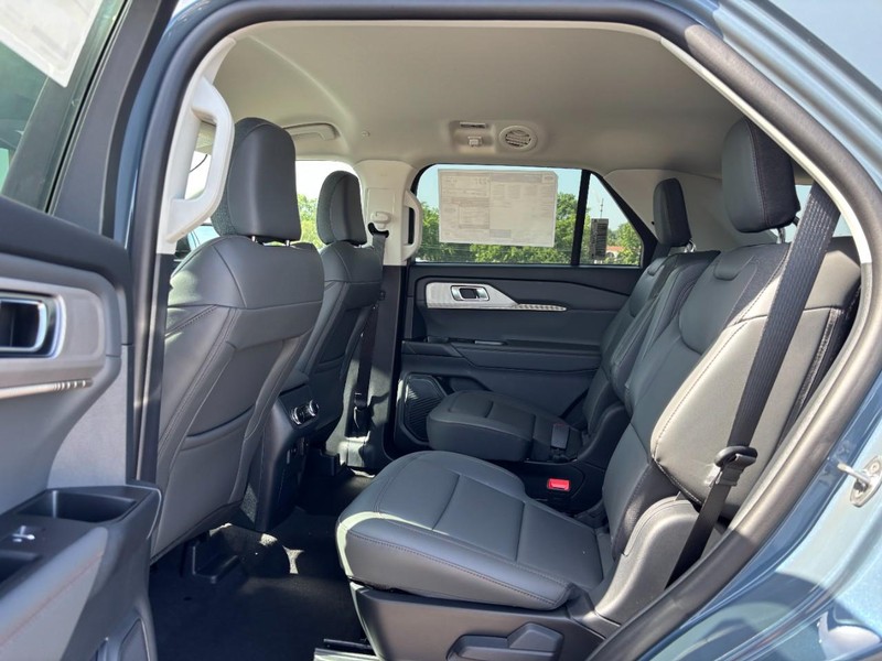 Ford Explorer Vehicle Full-screen Gallery Image 13