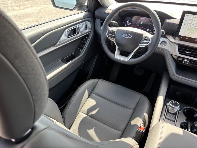 Ford Explorer Vehicle Full-screen Gallery Image 14