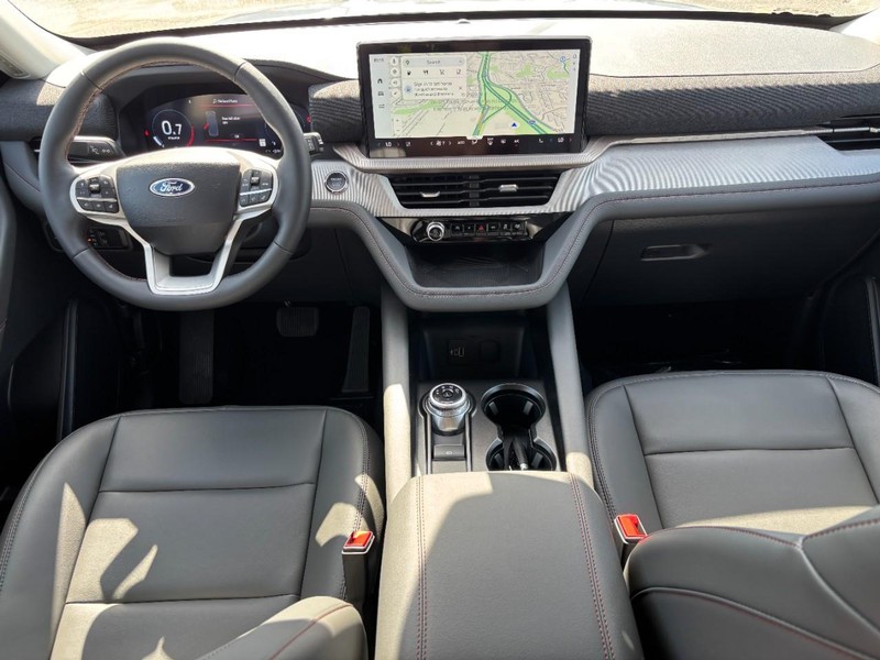 Ford Explorer Vehicle Full-screen Gallery Image 15