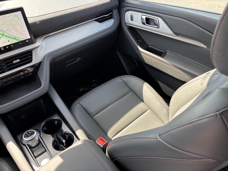 Ford Explorer Vehicle Full-screen Gallery Image 16