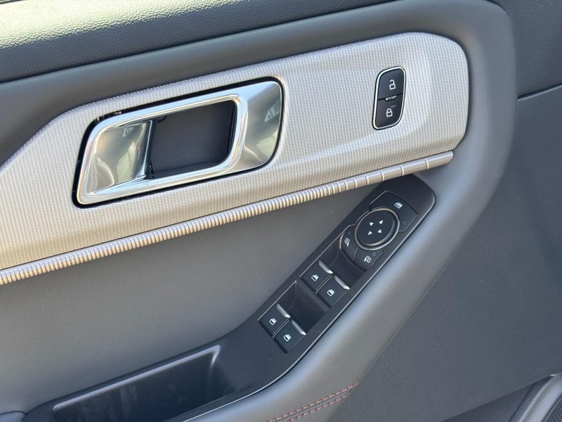 Ford Explorer Vehicle Full-screen Gallery Image 18