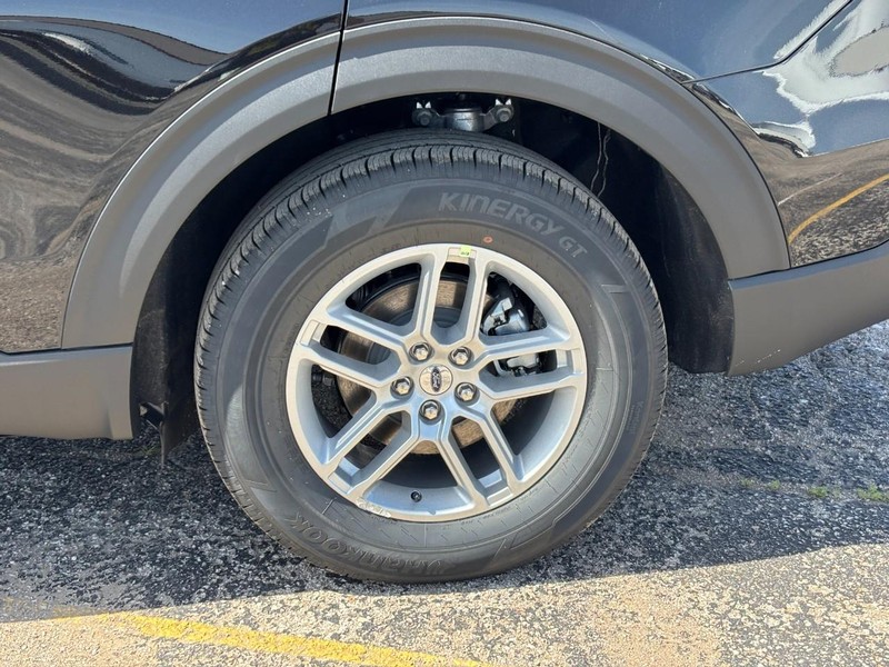Ford Explorer Vehicle Full-screen Gallery Image 11