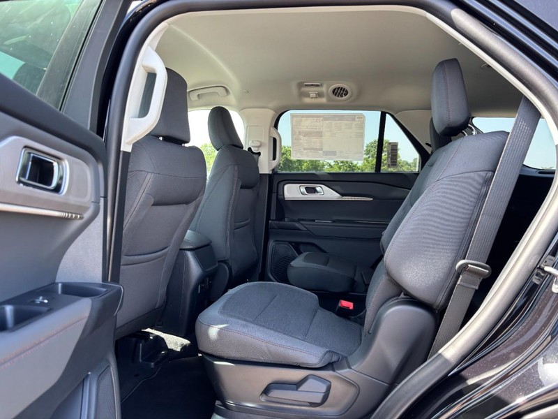 Ford Explorer Vehicle Full-screen Gallery Image 13