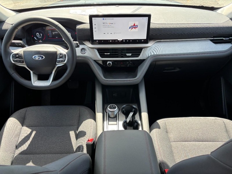 Ford Explorer Vehicle Full-screen Gallery Image 14