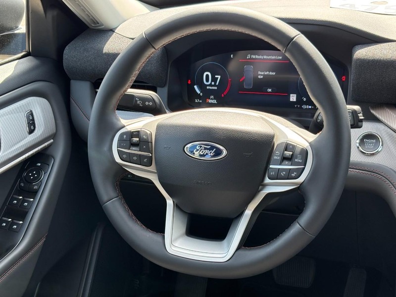 Ford Explorer Vehicle Full-screen Gallery Image 15