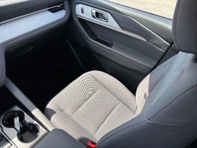 Ford Explorer Vehicle Full-screen Gallery Image 17