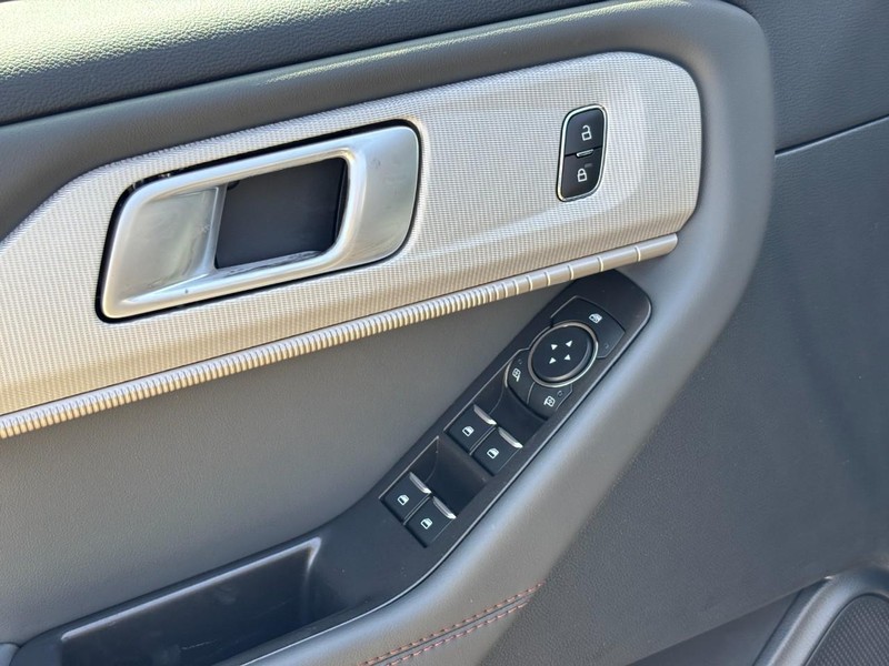 Ford Explorer Vehicle Full-screen Gallery Image 19