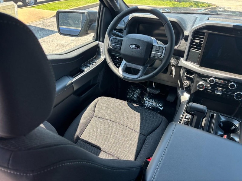 Ford F-150 Vehicle Full-screen Gallery Image 14