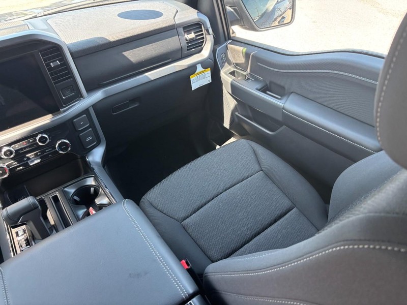 Ford F-150 Vehicle Full-screen Gallery Image 16