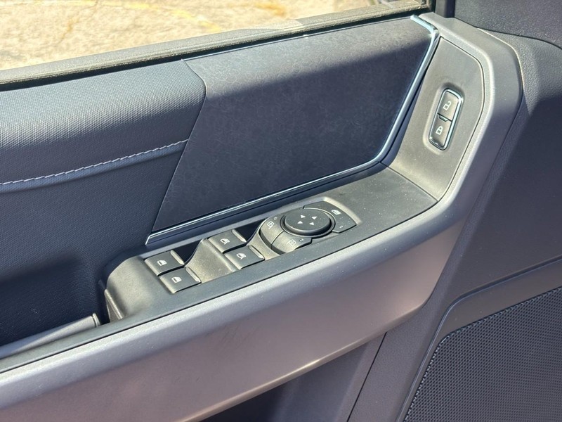 Ford F-150 Vehicle Full-screen Gallery Image 18