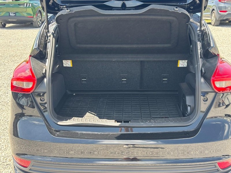 Ford Focus Vehicle Full-screen Gallery Image 11