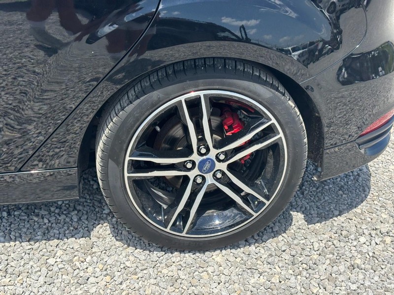 Ford Focus Vehicle Full-screen Gallery Image 12