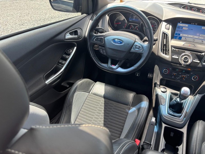 Ford Focus Vehicle Full-screen Gallery Image 14