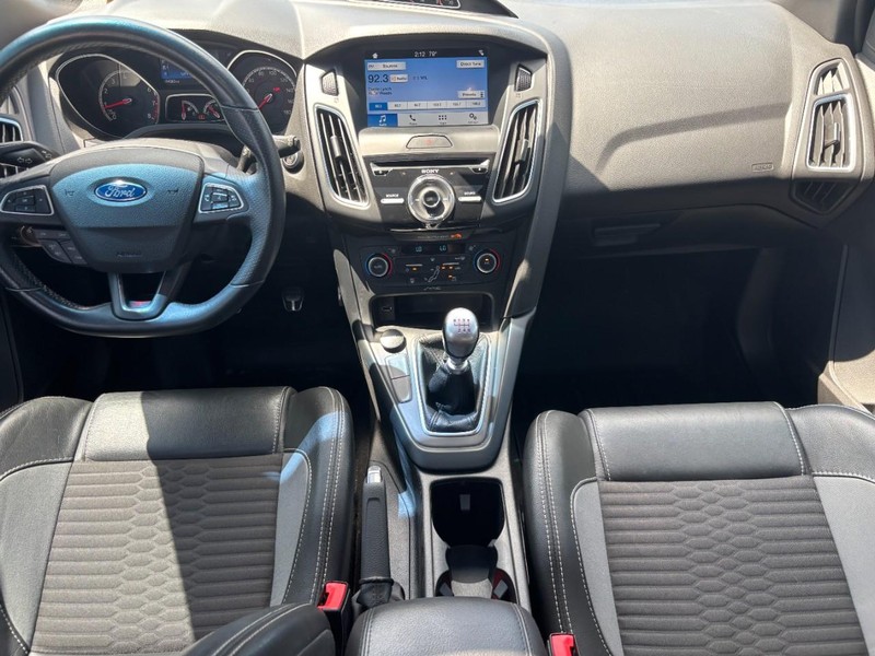 Ford Focus Vehicle Full-screen Gallery Image 15
