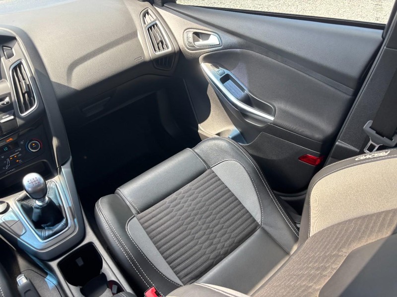 Ford Focus Vehicle Full-screen Gallery Image 16