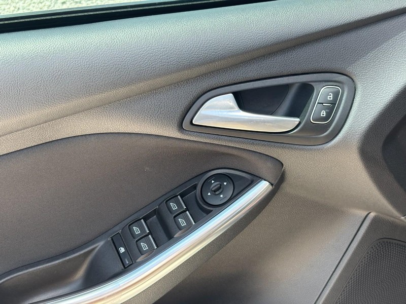 Ford Focus Vehicle Full-screen Gallery Image 18
