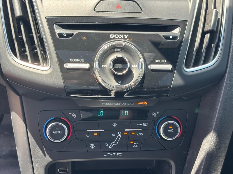 Ford Focus Vehicle Full-screen Gallery Image 23