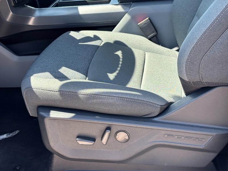 Ford F-150 Vehicle Full-screen Gallery Image 17