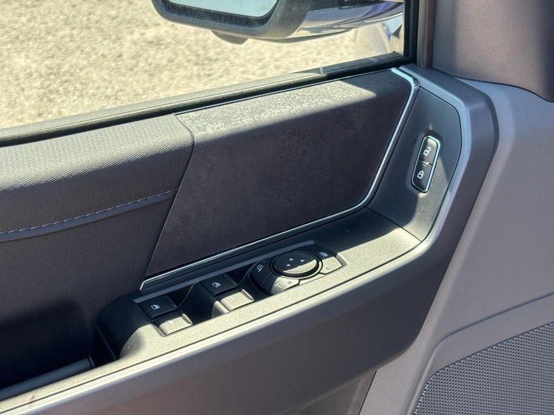 Ford F-150 Vehicle Full-screen Gallery Image 18