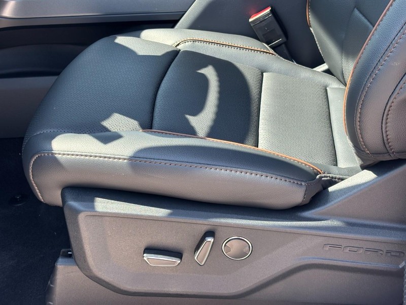 Ford F-150 Vehicle Full-screen Gallery Image 17