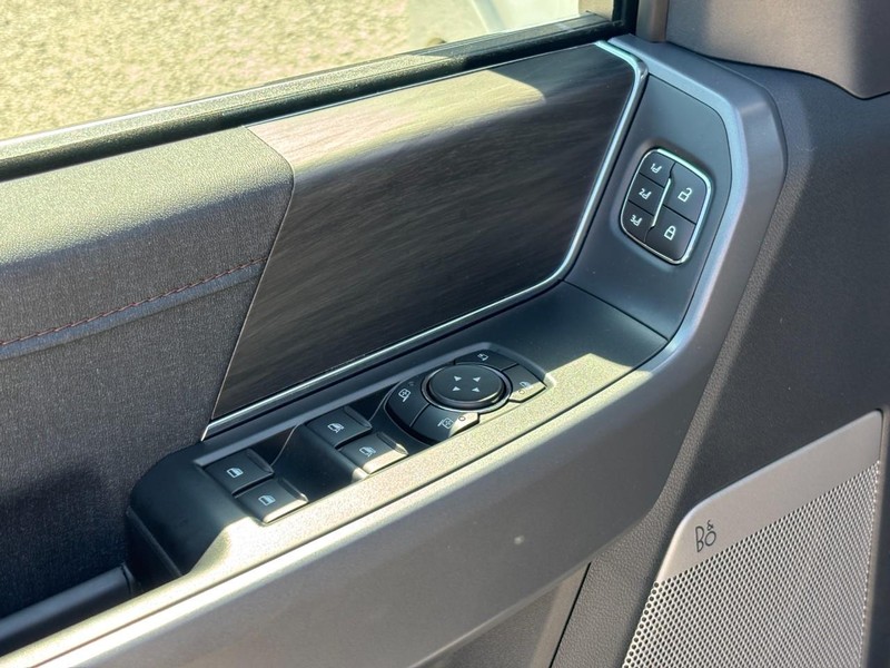Ford F-150 Vehicle Full-screen Gallery Image 18