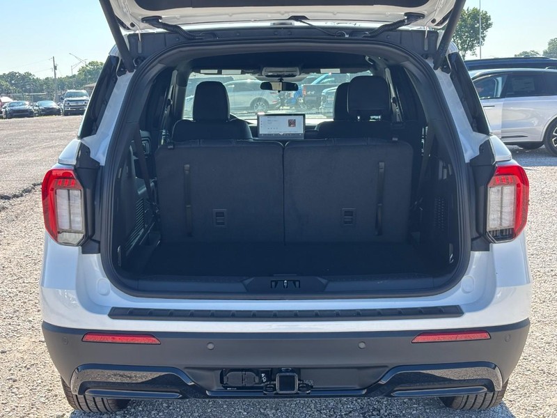 Ford Explorer Vehicle Full-screen Gallery Image 11