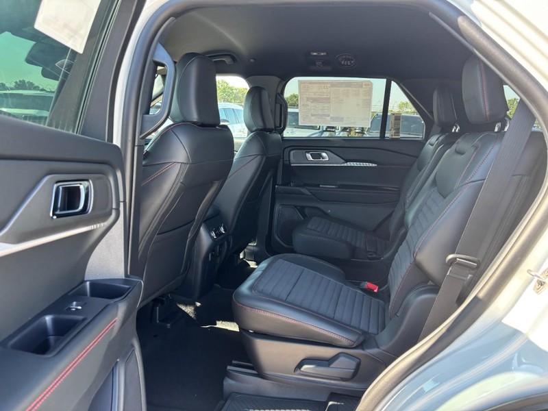 Ford Explorer Vehicle Full-screen Gallery Image 14