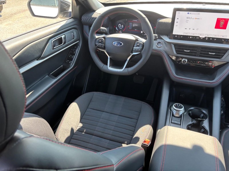 Ford Explorer Vehicle Full-screen Gallery Image 15