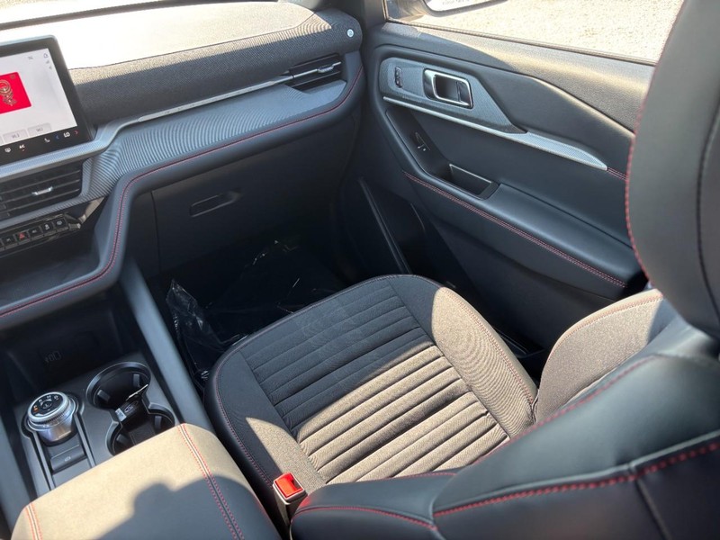 Ford Explorer Vehicle Full-screen Gallery Image 17