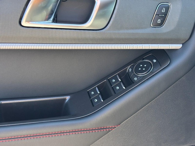Ford Explorer Vehicle Full-screen Gallery Image 19