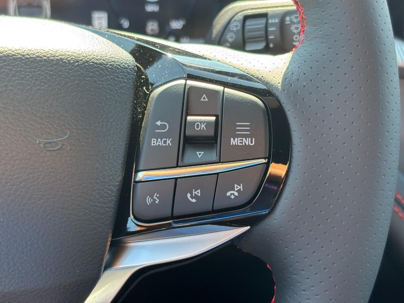 Ford Explorer Vehicle Full-screen Gallery Image 21
