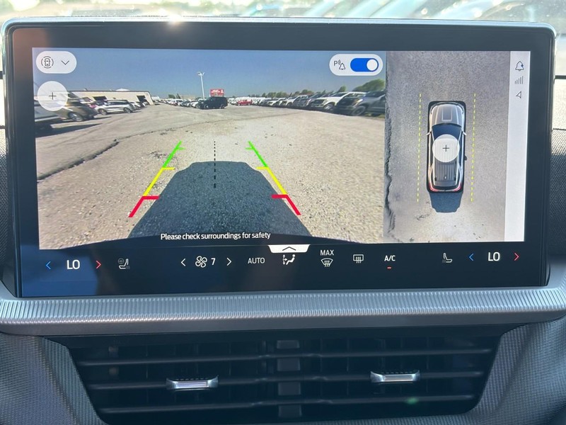 Ford Explorer Vehicle Full-screen Gallery Image 25