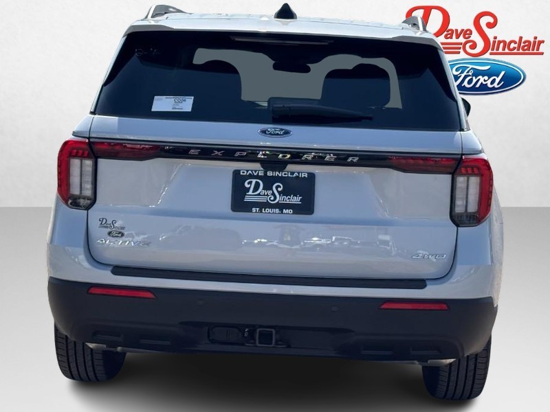 Ford Explorer Vehicle Full-screen Gallery Image 08
